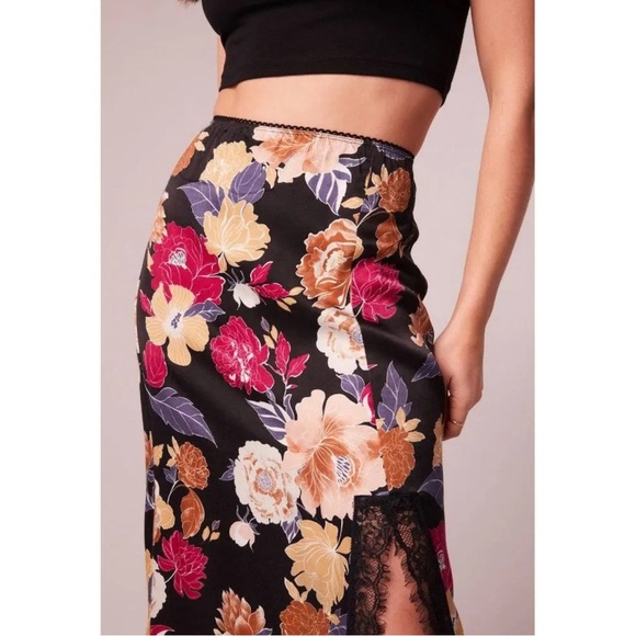 Band of Gypsies Black Floral Pencil Skirt - Picture 2 of 5